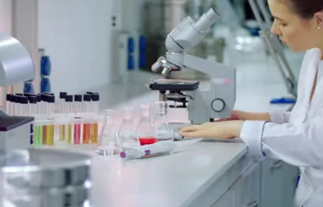 лабораторный кадр: пробирки, микроскоп, лаборант